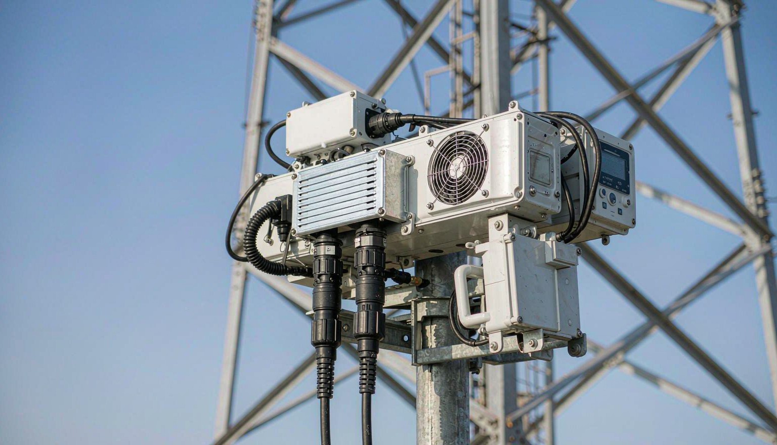 Câble de raccordement en fibre optique étanche FTTA relié à une RRU 5G au sommet d'une tour