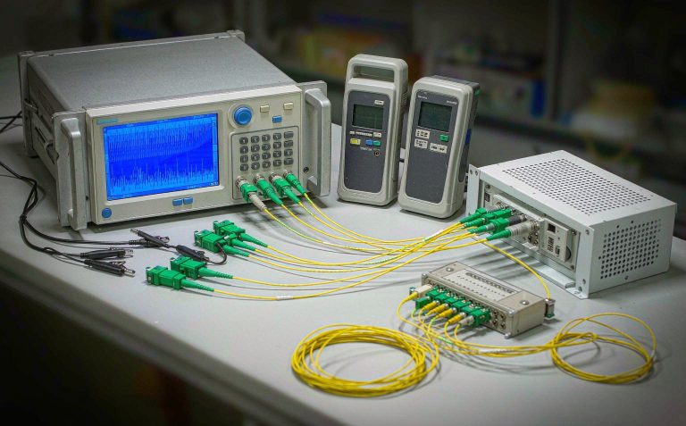Configuration de test de fibre optique avec OTDR et wattmètre pour source lumineuse, destinée à la réception des liaisons PON