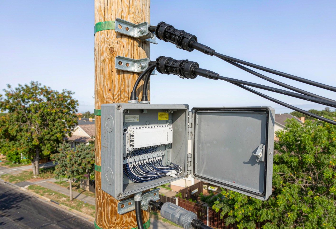 pole mount fiber termination box FTTH aerial drop cable